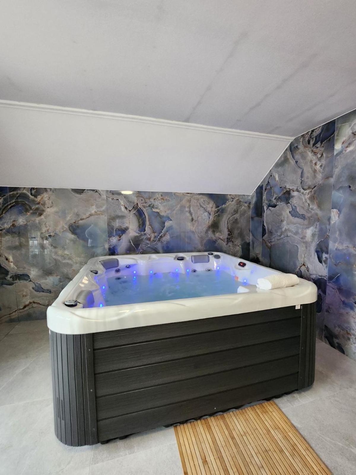 Saraj Lux Jacuzzi Apartment *